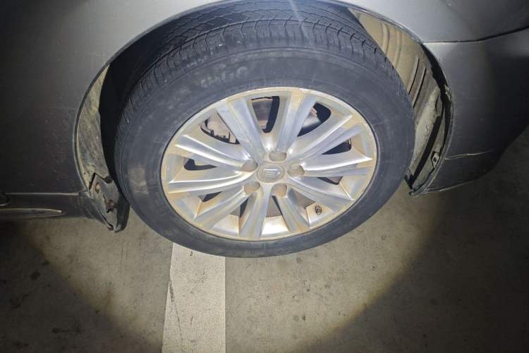 Used Toyota Crown 2011 2.5L Royal Special Edition with Leather and Sunroof Right Front Wheel Hub