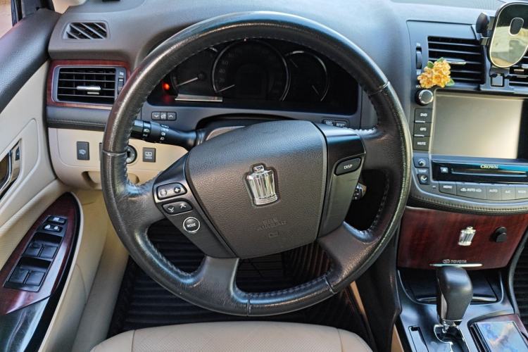 Used Toyota Crown 2011 2.5L Royal Special Edition with Leather and Sunroof Steering Wheel