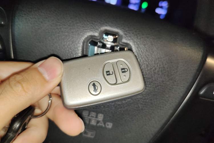 Used Toyota Crown 2011 2.5L Royal Special Edition with Leather and Sunroof Vehicle Key