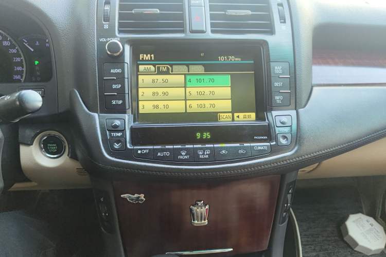 Used Toyota Crown 2011 2.5L Royal Special Edition with Leather and Sunroof Audio And AC Panel