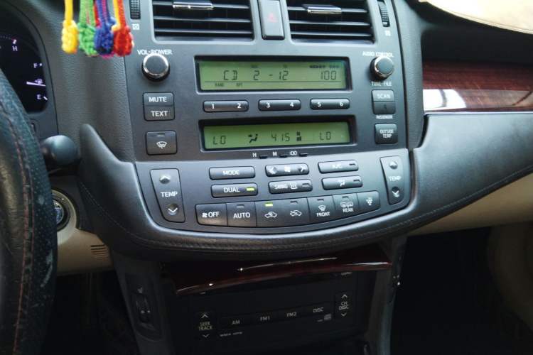 Used Toyota Crown 2011 2.5L Royal Special Edition with Leather and Sunroof Audio And AC Panel