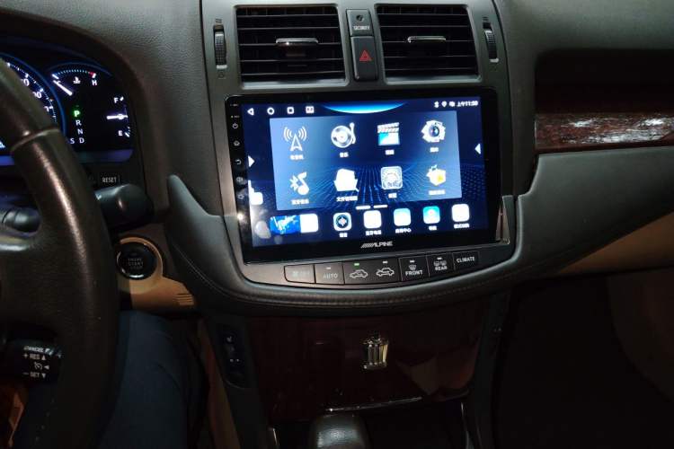 Used Toyota Crown 2011 2.5L Royal Special Edition with Leather and Sunroof Audio And AC Panel