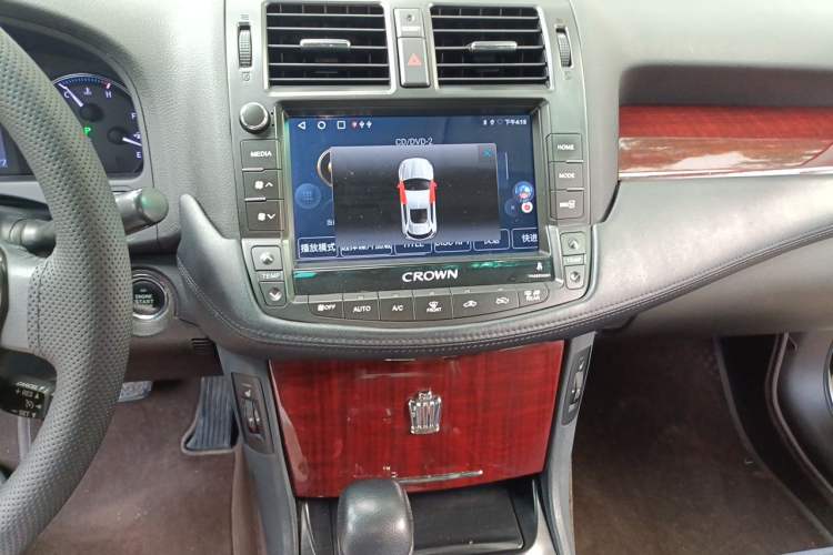 Used Toyota Crown 2011 2.5L Royal Special Edition with Leather and Sunroof Audio And AC Panel