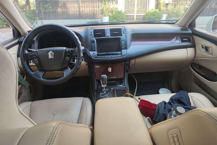 Used Toyota Crown 2011 2.5L Royal Special Edition with Leather and Sunroof Center Console