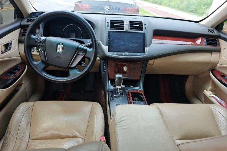 Used Toyota Crown 2011 2.5L Royal Special Edition with Leather and Sunroof Center Console