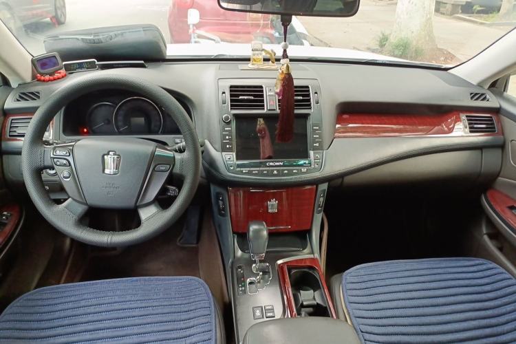 Used Toyota Crown 2011 2.5L Royal Special Edition with Leather and Sunroof Center Console