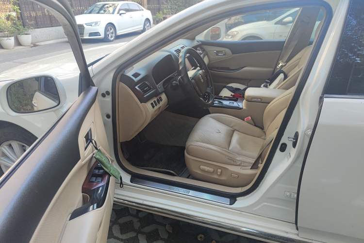 Used Toyota Crown 2011 2.5L Royal Special Edition with Leather and Sunroof Driver Seat