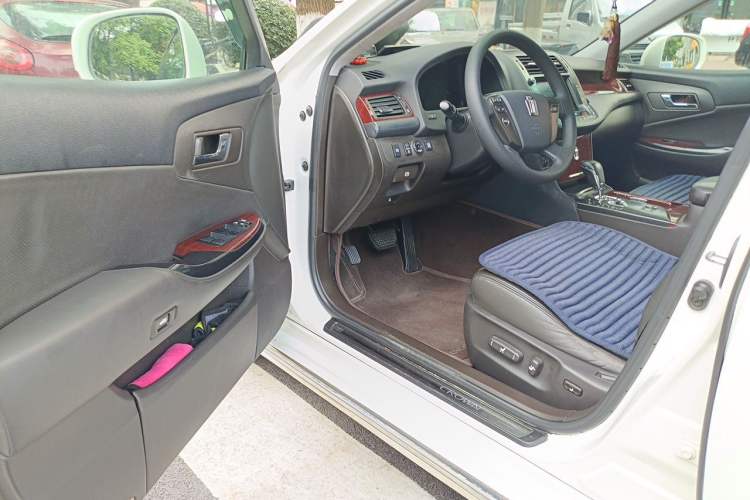 Used Toyota Crown 2011 2.5L Royal Special Edition with Leather and Sunroof Driver Seat