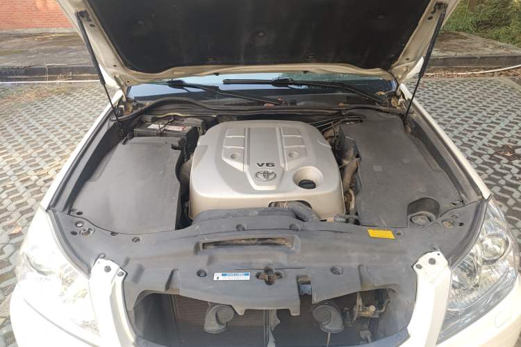 Used Toyota Crown 2011 2.5L Royal Special Edition with Leather and Sunroof Engine Bay