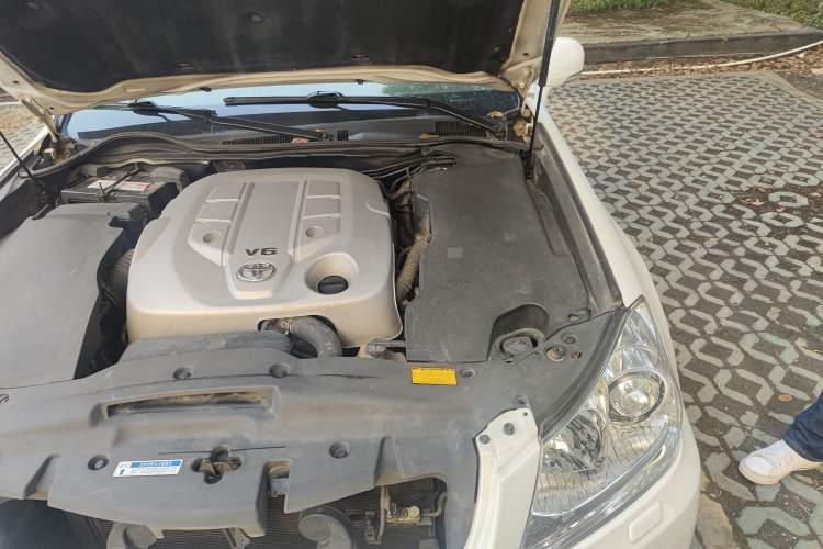 Used Toyota Crown 2011 2.5L Royal Special Edition with Leather and Sunroof Engine Bay Left