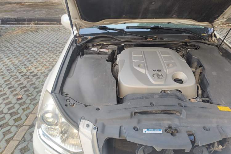 Used Toyota Crown 2011 2.5L Royal Special Edition with Leather and Sunroof Engine Bay Right