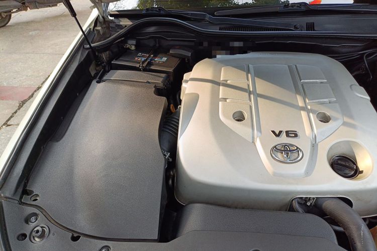 Used Toyota Crown 2011 2.5L Royal Special Edition with Leather and Sunroof Engine Bay Right