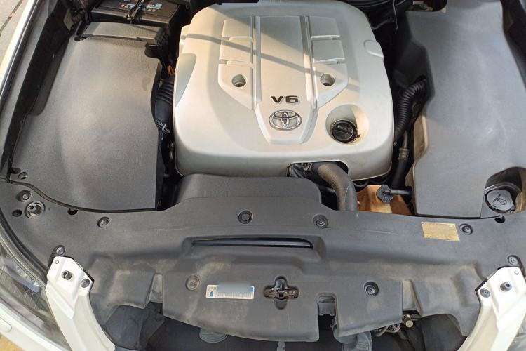 Used Toyota Crown 2011 2.5L Royal Special Edition with Leather and Sunroof Engine Bay