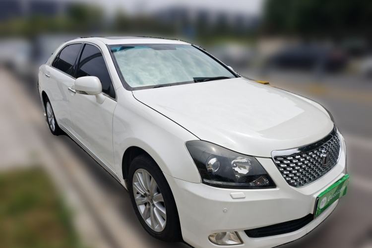 Used Toyota Crown 2011 2.5L Royal Special Edition with Leather and Sunroof Front Right 45 Deg