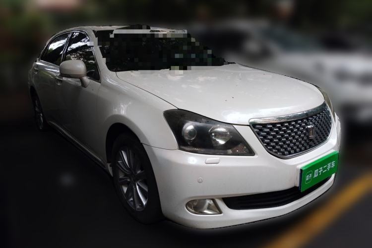 Used Toyota Crown 2011 2.5L Royal Special Edition with Leather and Sunroof Front Right 45 Deg