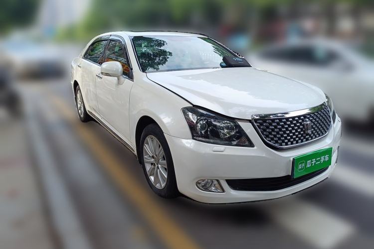 Used Toyota Crown 2011 2.5L Royal Special Edition with Leather and Sunroof Front Right 45 Deg