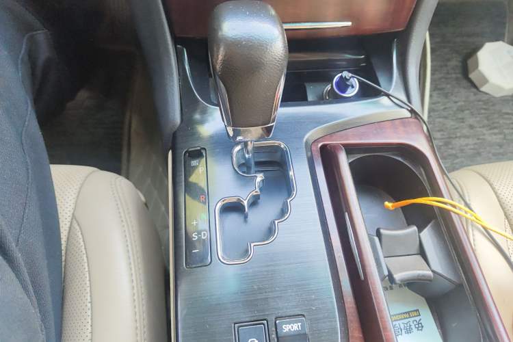 Used Toyota Crown 2011 2.5L Royal Special Edition with Leather and Sunroof Gear Lever