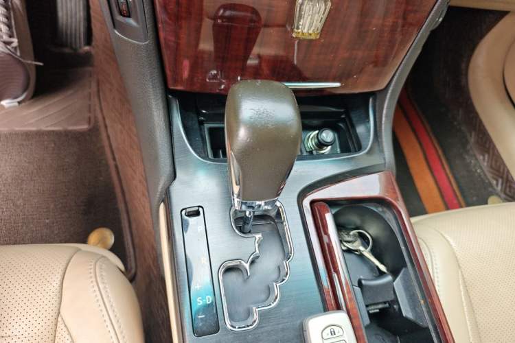 Used Toyota Crown 2011 2.5L Royal Special Edition with Leather and Sunroof Gear Lever