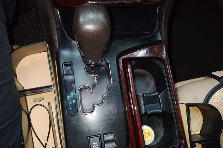 Used Toyota Crown 2011 2.5L Royal Special Edition with Leather and Sunroof Gear Lever
