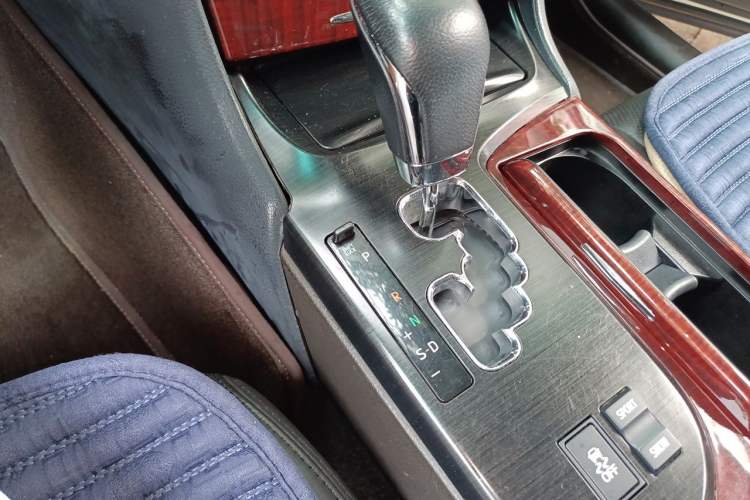 Used Toyota Crown 2011 2.5L Royal Special Edition with Leather and Sunroof Gear Lever