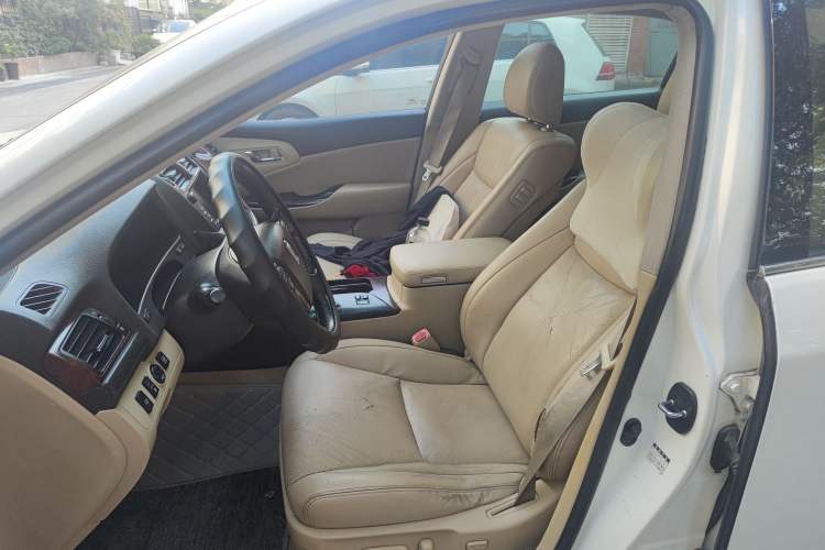 Used Toyota Crown 2011 2.5L Royal Special Edition with Leather and Sunroof Left Front Seat