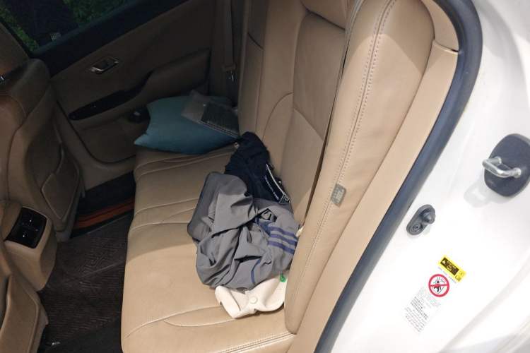 Used Toyota Crown 2011 2.5L Royal Special Edition with Leather and Sunroof Left Rear Seat