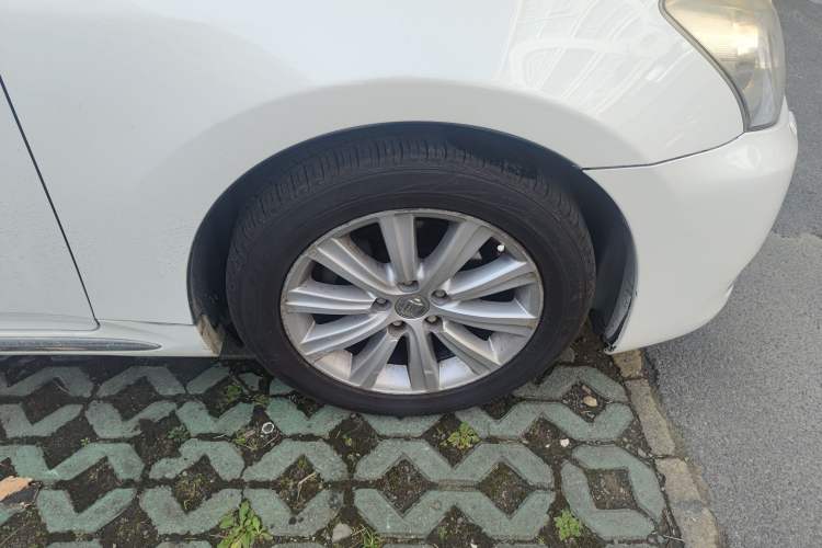 Used Toyota Crown 2011 2.5L Royal Special Edition with Leather and Sunroof Right Front Wheel Hub
