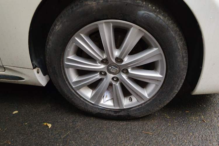 Used Toyota Crown 2011 2.5L Royal Special Edition with Leather and Sunroof Right Front Wheel Hub