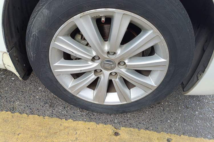 Used Toyota Crown 2011 2.5L Royal Special Edition with Leather and Sunroof Right Front Wheel Hub