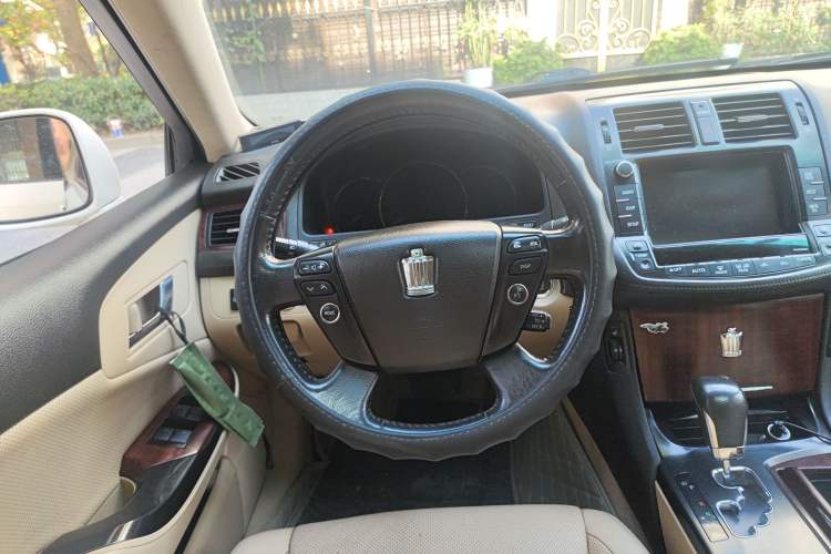 Used Toyota Crown 2011 2.5L Royal Special Edition with Leather and Sunroof Steering Wheel