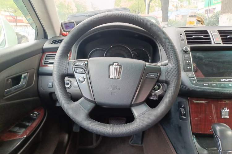 Used Toyota Crown 2011 2.5L Royal Special Edition with Leather and Sunroof Steering Wheel