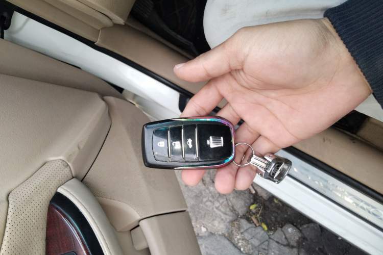 Used Toyota Crown 2011 2.5L Royal Special Edition with Leather and Sunroof Vehicle Key