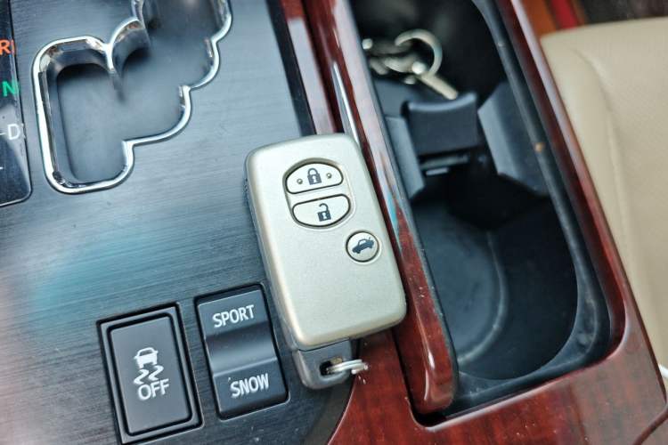 Used Toyota Crown 2011 2.5L Royal Special Edition with Leather and Sunroof Vehicle Key