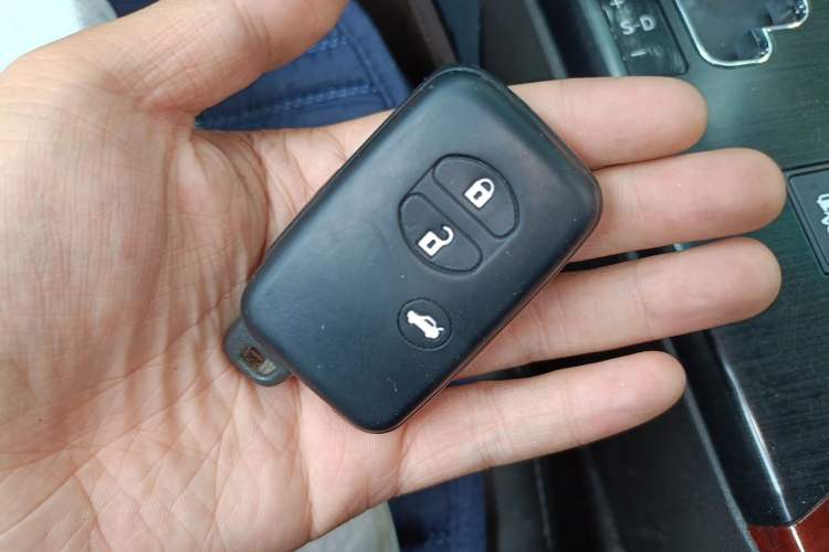 Used Toyota Crown 2011 2.5L Royal Special Edition with Leather and Sunroof Vehicle Key