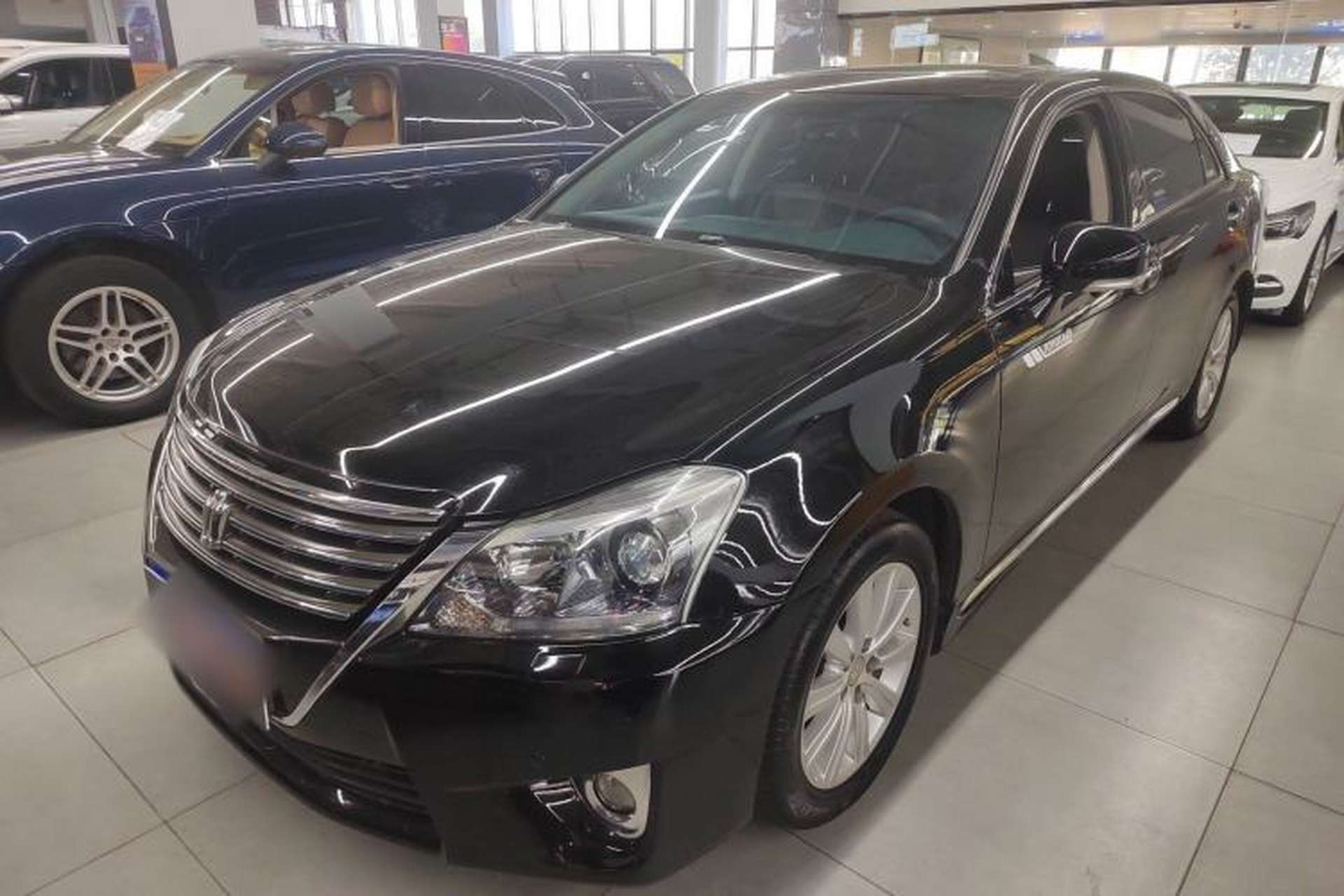 Used Toyota Crown 2012 2.5L Royal Leather Edition Front Left 45 Deg