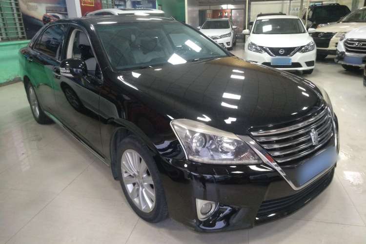 Used Toyota Crown 2012 2.5L Royal Leather Edition Front Right 45 Deg