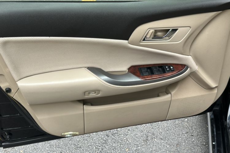 Used Toyota Crown 2012 2.5L Royal Leather Edition Interior 10