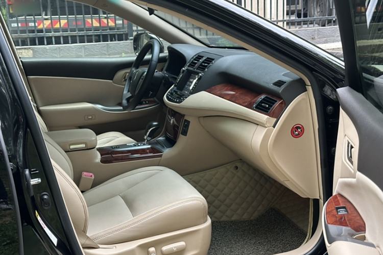 Used Toyota Crown 2012 2.5L Royal Leather Edition Interior 9