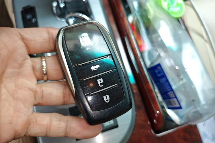 Used Toyota Crown 2012 2.5L Royal Leather Edition Vehicle Key