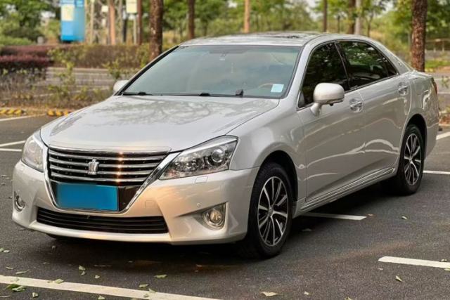 Ojetý Toyota Crown 2012 2.5L Royal Leather Edition