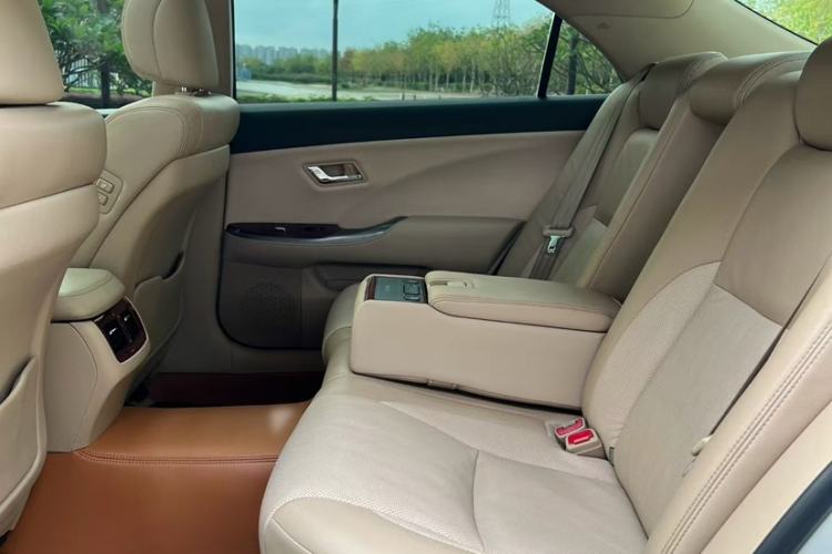 Used Toyota Crown 2012 2.5L Royal Leather Edition Interior 4