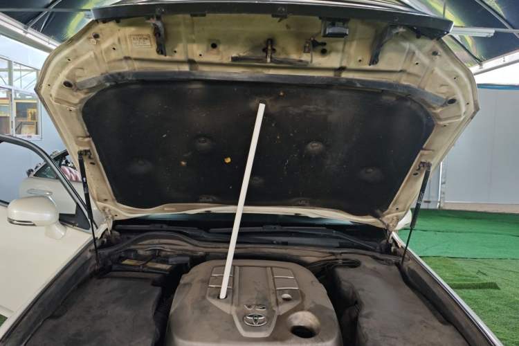 Used Toyota Crown 2012 2.5L Royal Engine Bay