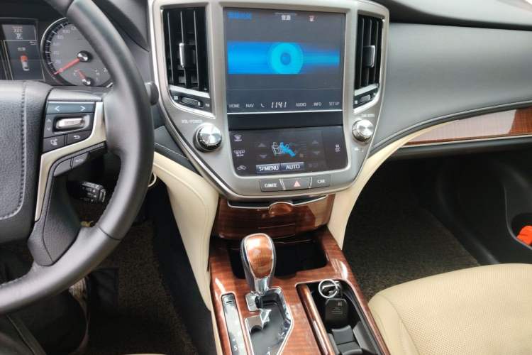 Used Toyota Crown 2015 2.5L Elite Edition Audio And AC Panel