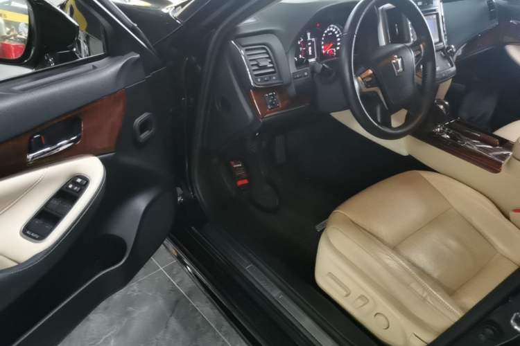 Used Toyota Crown 2015 2.0T Fashion Edition Driver Seat