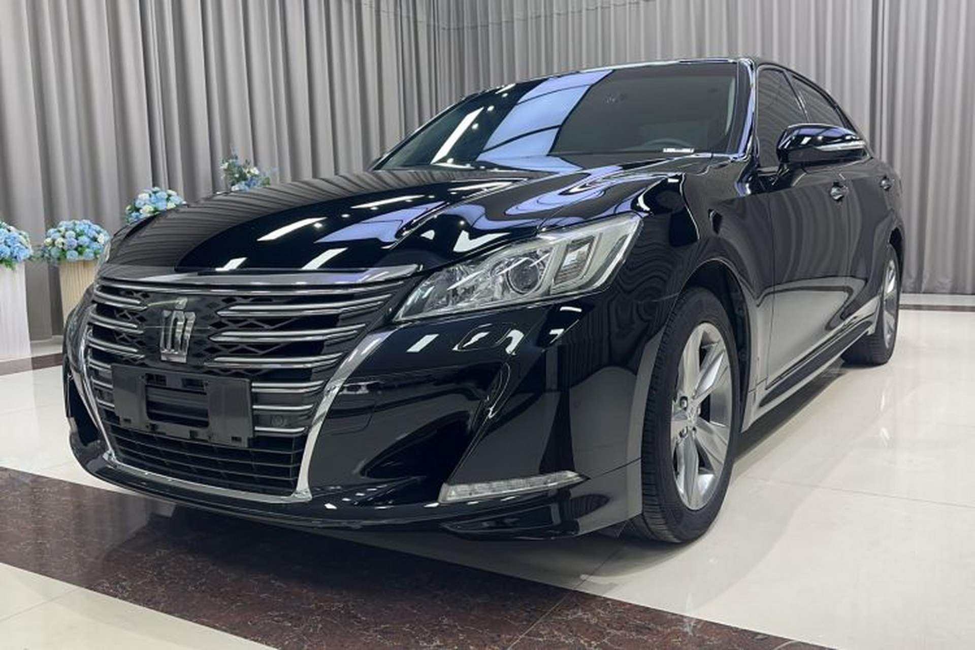 Used Toyota Crown 2015 2.0T Fashion Edition Front Left 45 Deg