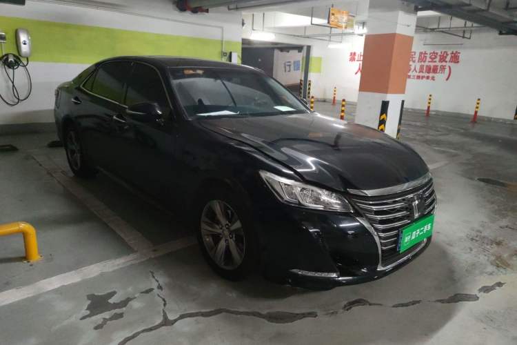 Used Toyota Crown 2015 2.0T Fashion Edition Front Right 45 Deg