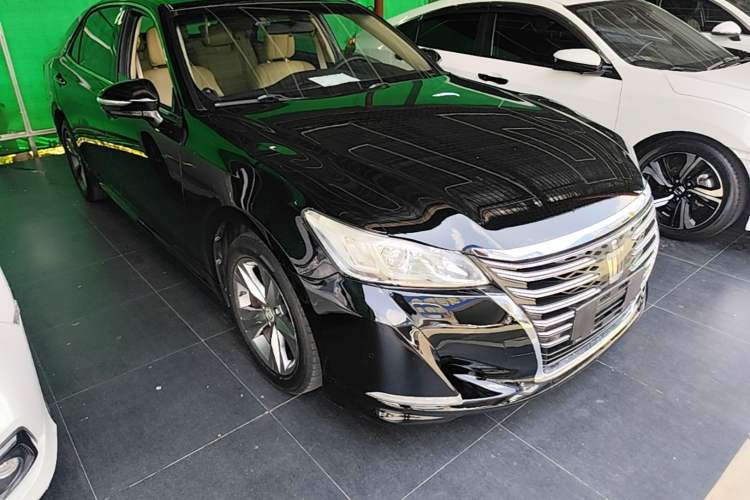 Used Toyota Crown 2015 2.0T Fashion Edition Front Right 45 Deg