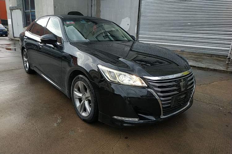 Used Toyota Crown 2015 2.0T Fashion Edition Front Right 45 Deg