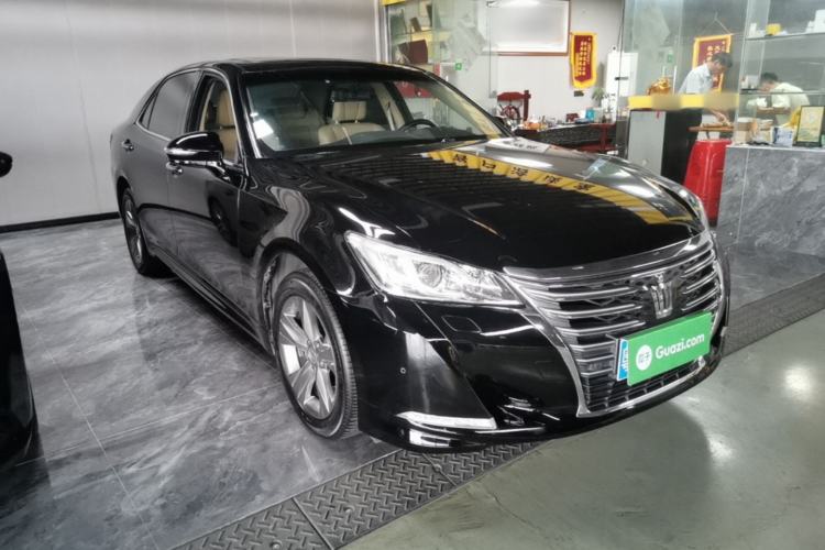 Used Toyota Crown 2015 2.0T Fashion Edition Front Right 45 Deg