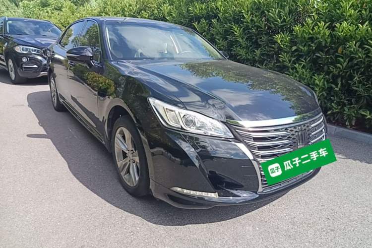 Used Toyota Crown 2015 2.5L Smart Edition Front Right 45 Deg